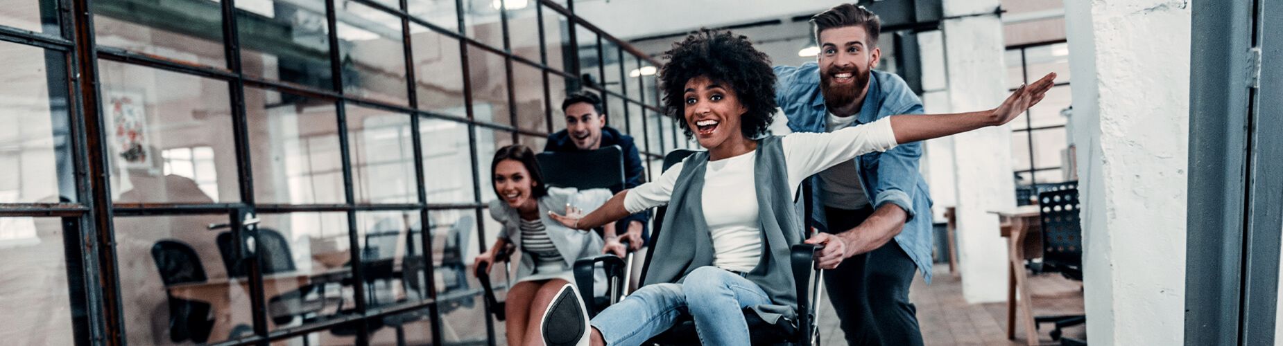 Arbeitnehmer machen im Büro ein Stuhlrennen