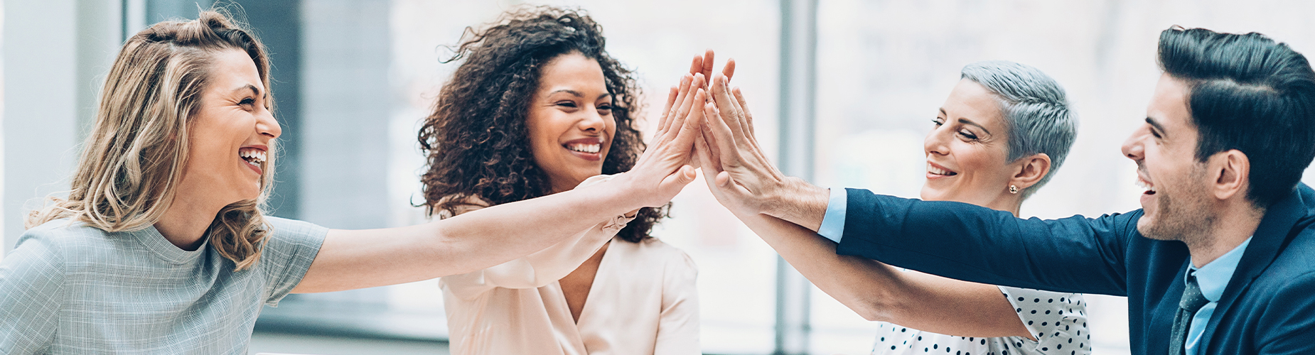 Lachende Menschen beim High-Five